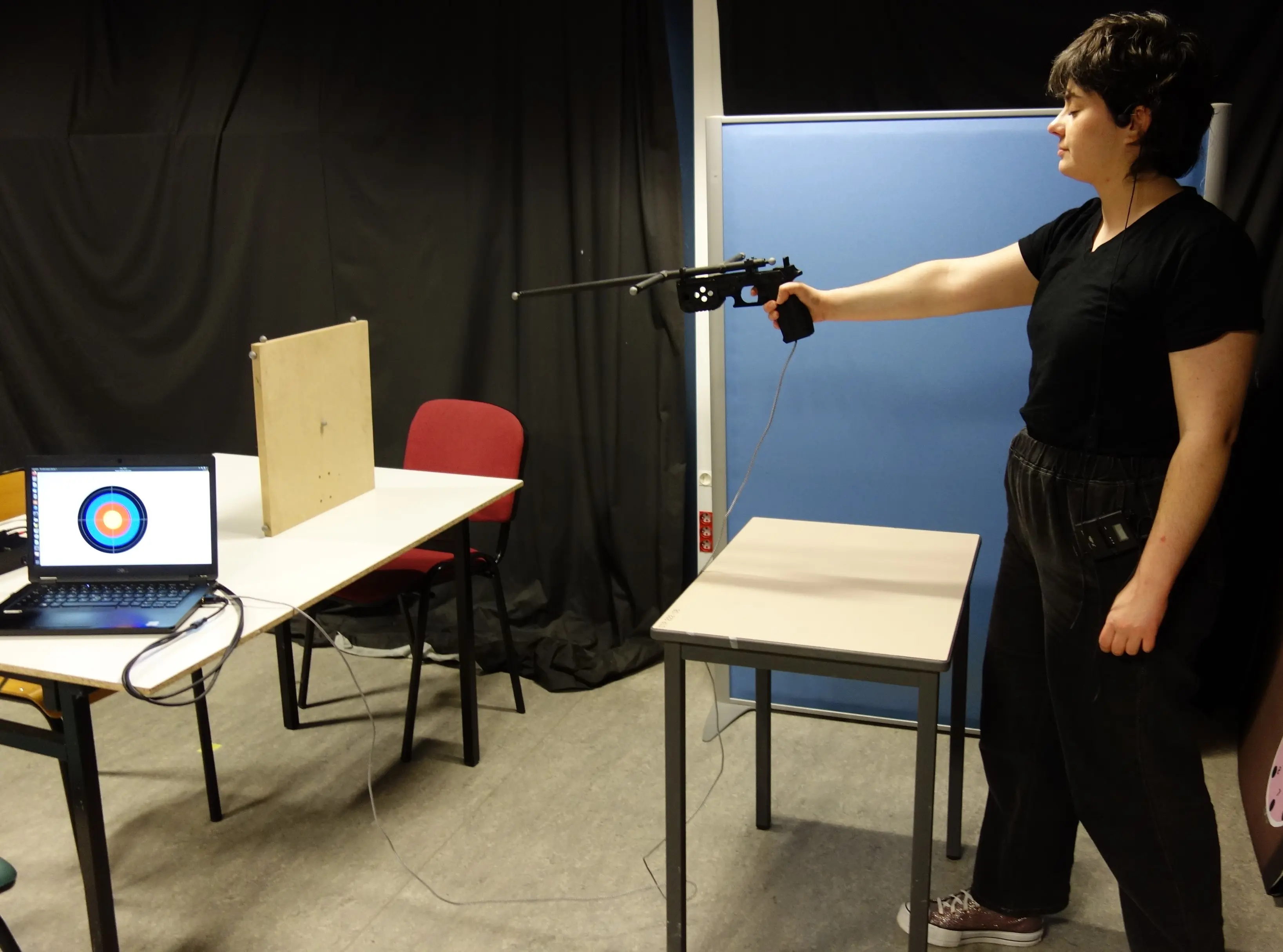 Coline Fons avec le pistolet sur cible