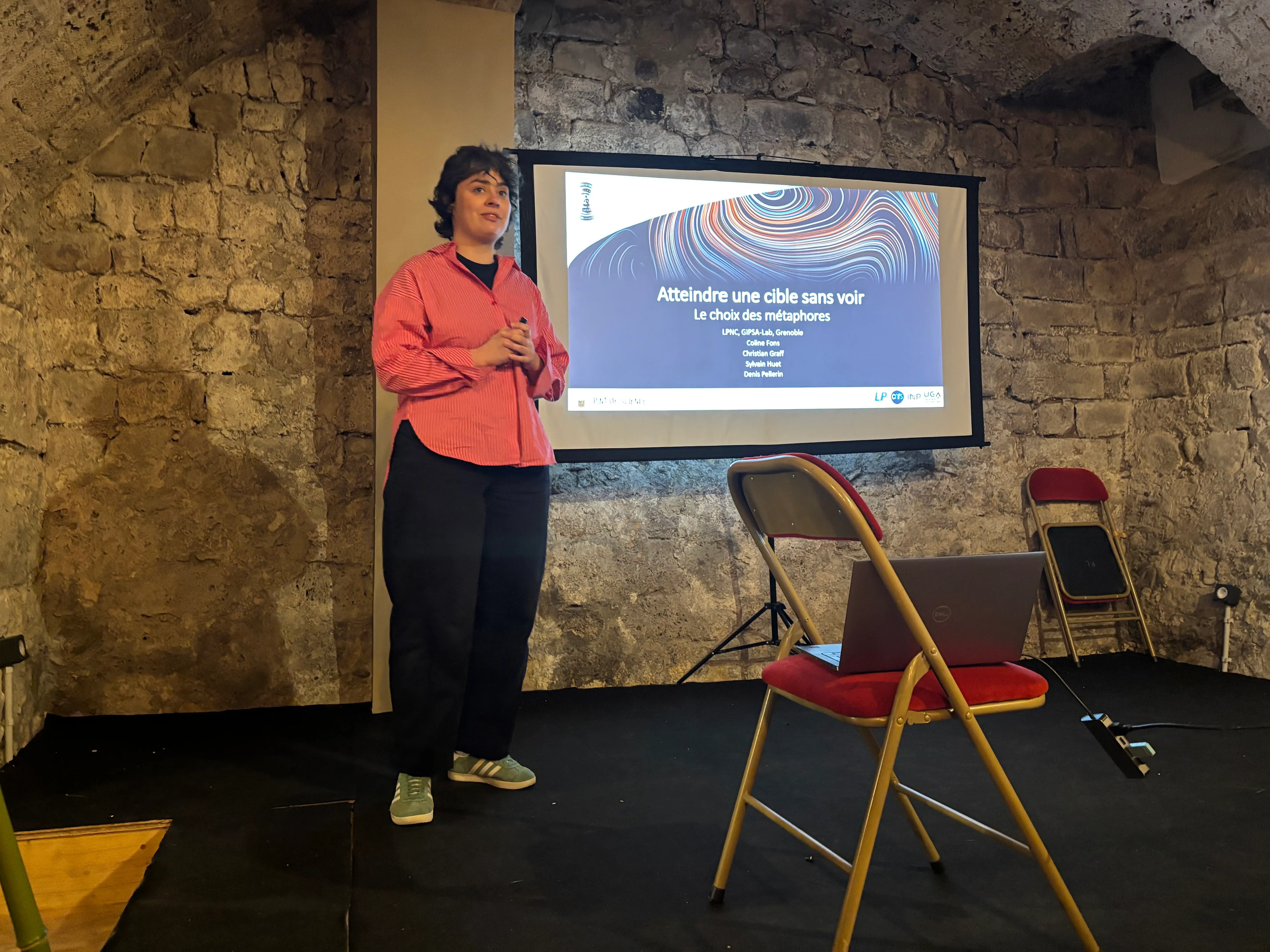 Coline Fons présentant le projet SAM-Guide lors du festival Pint of Science