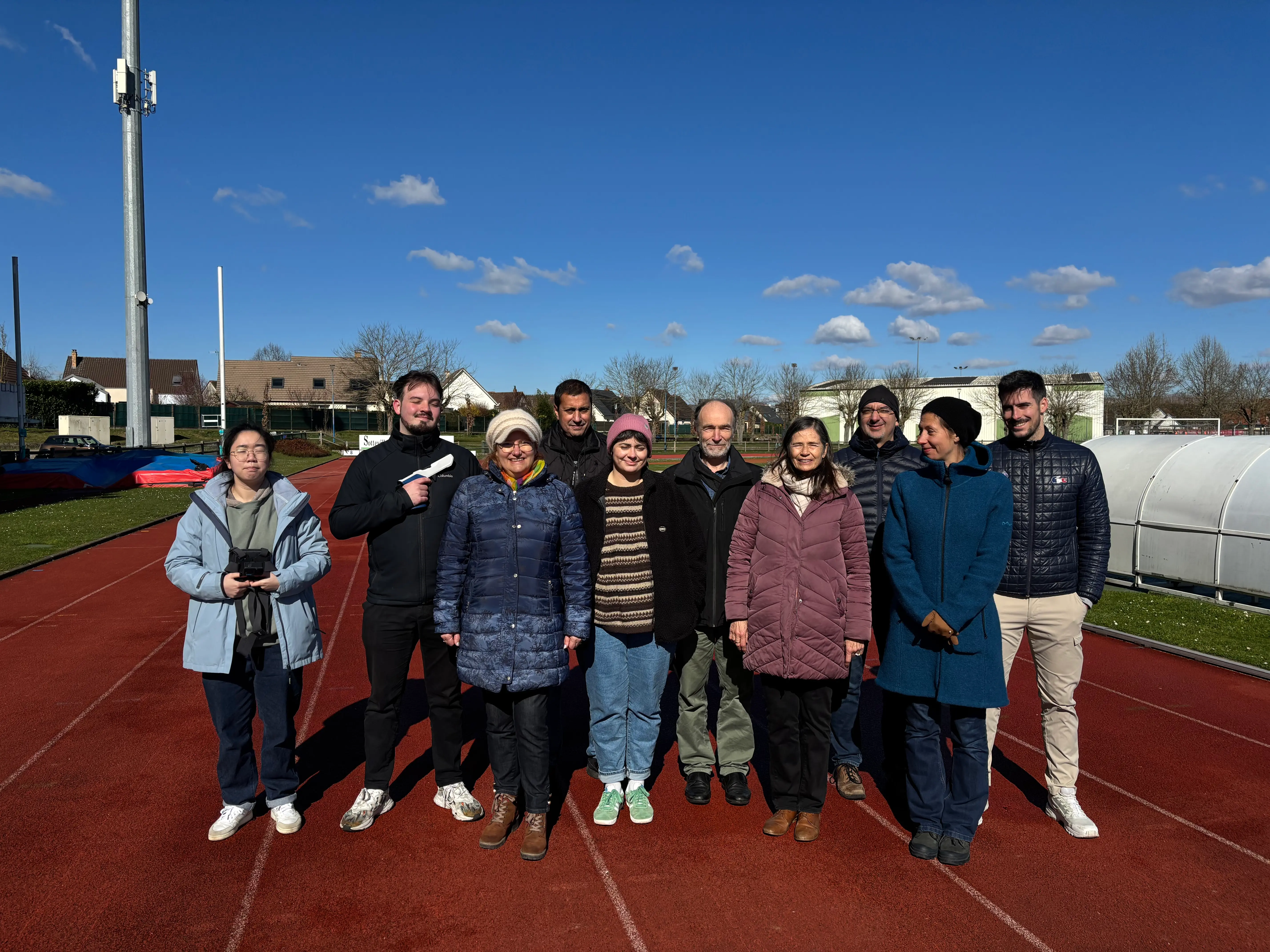 Équipe de chercheurs dont Wenqi Luo faisant des tests sur la piste du Stade de Sotteville