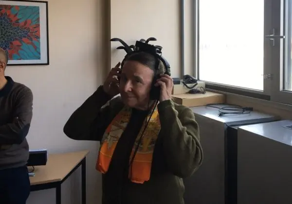 Femme portant un casque, représentant le son spatialisé