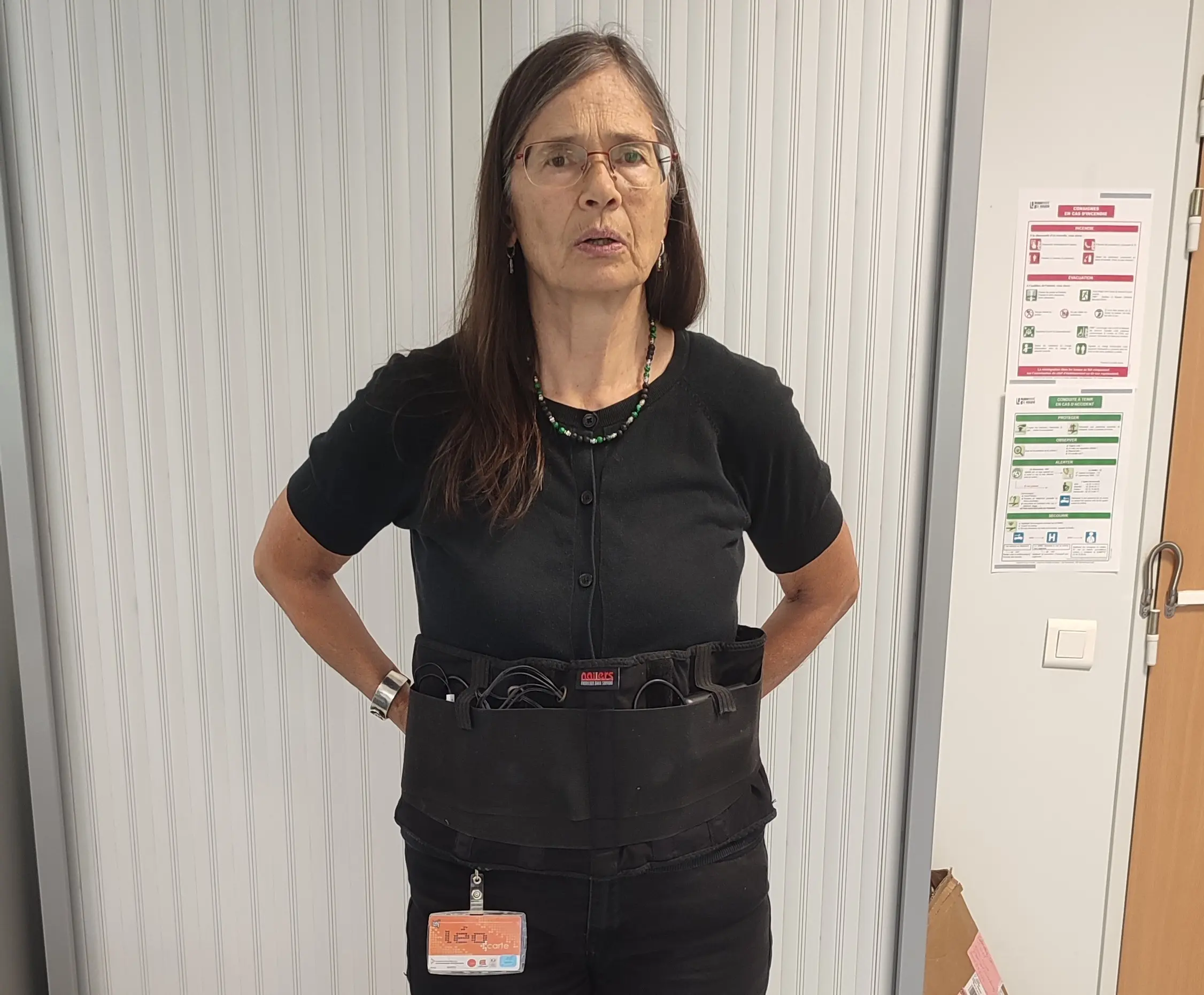 Vue de face d'une ceinture tactile équipée de moteurs vibrants portée par une chercheuse